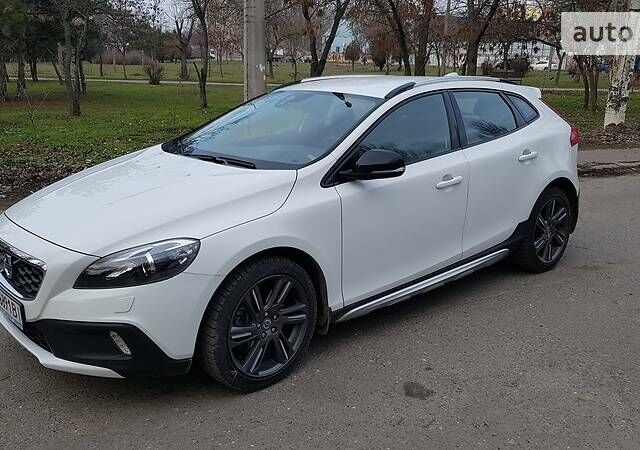 Білий Вольво V40, об'ємом двигуна 2 л та пробігом 43 тис. км за 17000 $, фото 1 на Automoto.ua