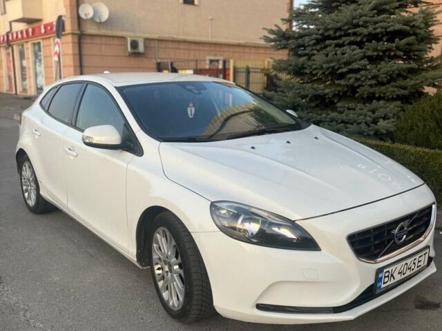 Білий Вольво V40, об'ємом двигуна 1.56 л та пробігом 275 тис. км за 8900 $, фото 1 на Automoto.ua