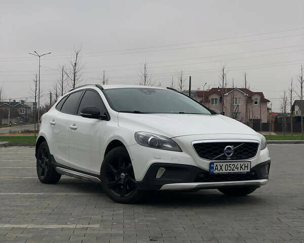 Белый Вольво В40, объемом двигателя 1.6 л и пробегом 125 тыс. км за 12500 $, фото 1 на Automoto.ua