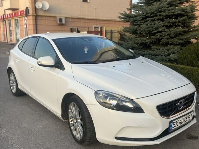 Білий Вольво V40, об'ємом двигуна 1.56 л та пробігом 275 тис. км за 9700 $, фото 1 на Automoto.ua