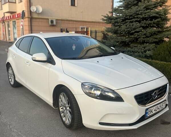 Белый Вольво В40, объемом двигателя 1.56 л и пробегом 275 тыс. км за 9700 $, фото 1 на Automoto.ua