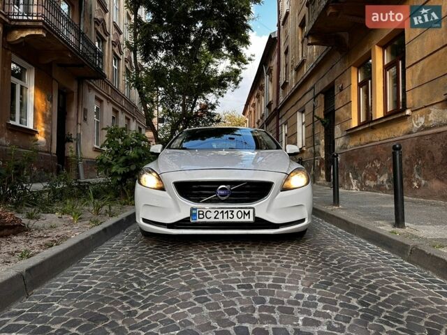 Білий Вольво V40, об'ємом двигуна 1.56 л та пробігом 207 тис. км за 10200 $, фото 1 на Automoto.ua