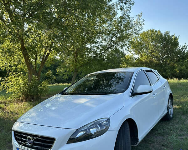 Білий Вольво V40, об'ємом двигуна 1.98 л та пробігом 317 тис. км за 12750 $, фото 1 на Automoto.ua