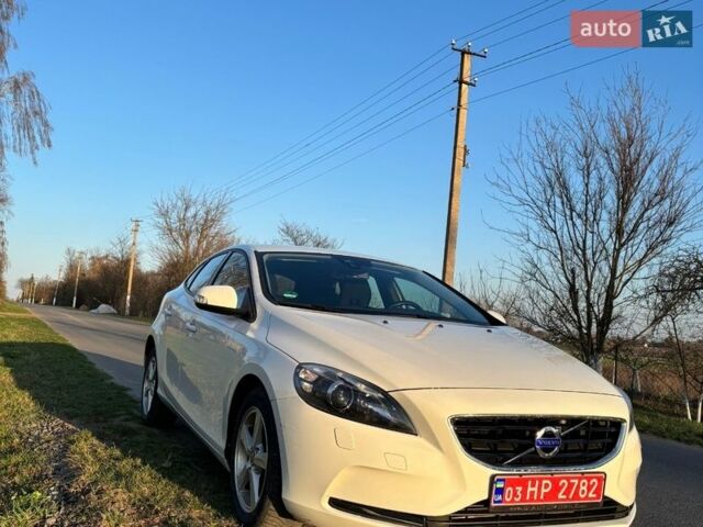 Белый Вольво В40, объемом двигателя 1.6 л и пробегом 159 тыс. км за 9800 $, фото 1 на Automoto.ua