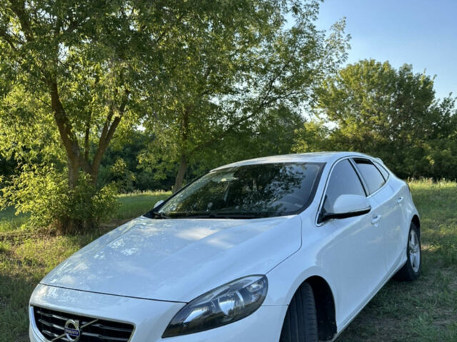 Білий Вольво V40, об'ємом двигуна 1.98 л та пробігом 317 тис. км за 12100 $, фото 1 на Automoto.ua