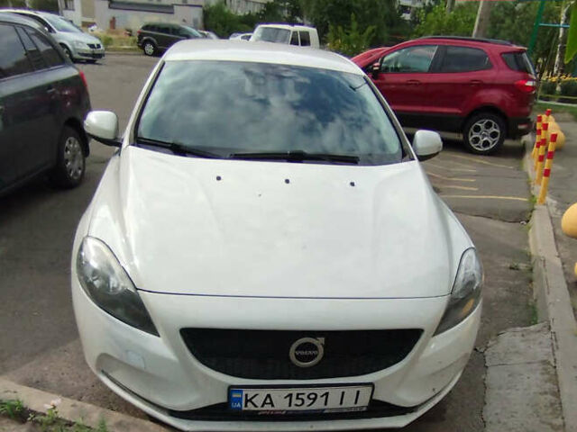 Білий Вольво V40, об'ємом двигуна 1.56 л та пробігом 158 тис. км за 10000 $, фото 1 на Automoto.ua
