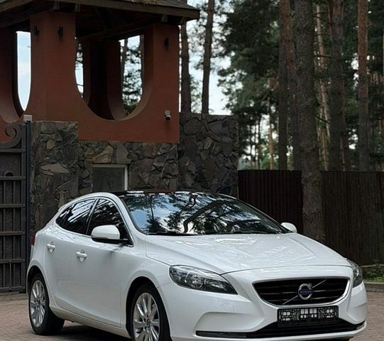 Білий Вольво V40, об'ємом двигуна 1.6 л та пробігом 196 тис. км за 12999 $, фото 1 на Automoto.ua