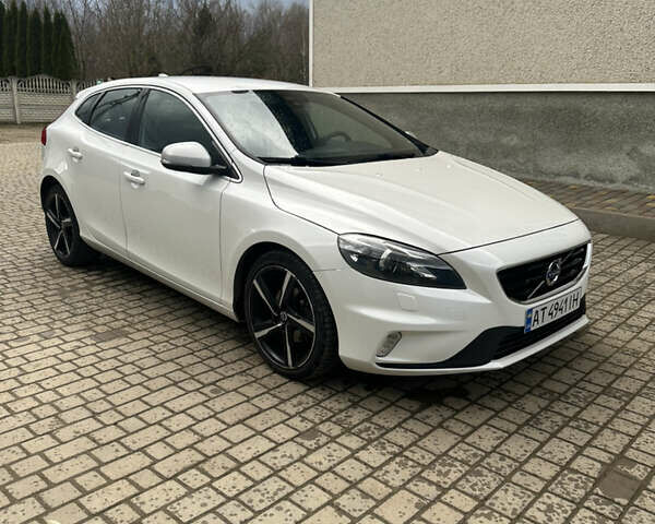 Білий Вольво V40, об'ємом двигуна 2 л та пробігом 203 тис. км за 10850 $, фото 1 на Automoto.ua