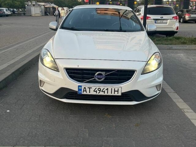 Белый Вольво В40, объемом двигателя 2 л и пробегом 220 тыс. км за 10700 $, фото 1 на Automoto.ua