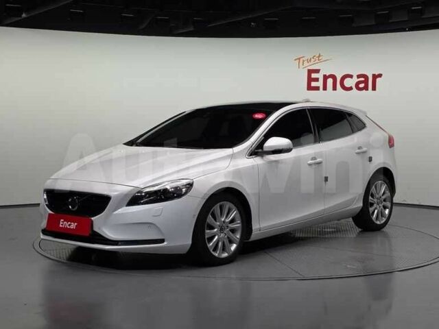 Белый Вольво В40, объемом двигателя 1.6 л и пробегом 139 тыс. км за 12250 $, фото 1 на Automoto.ua