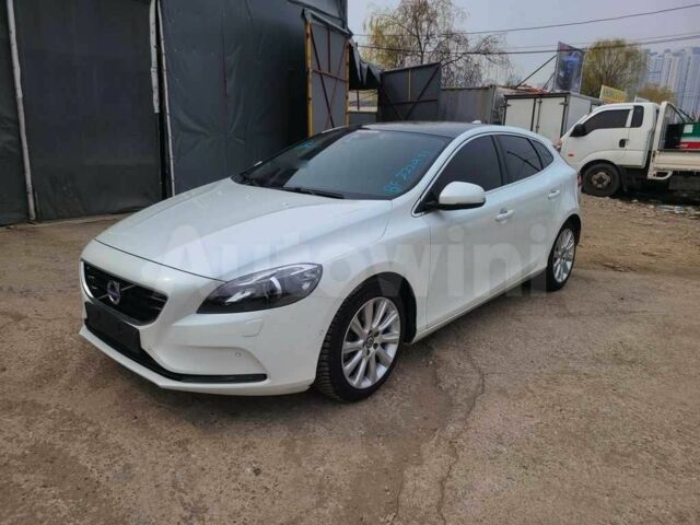 Білий Вольво V40, об'ємом двигуна 0 л та пробігом 114 тис. км за 9000 $, фото 1 на Automoto.ua