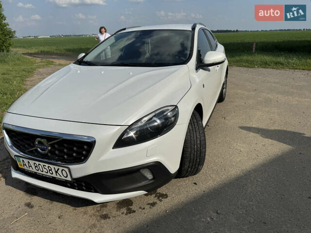 Белый Вольво В40, объемом двигателя 1.97 л и пробегом 174 тыс. км за 15000 $, фото 1 на Automoto.ua