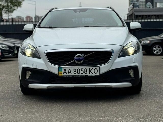 Белый Вольво В40, объемом двигателя 2 л и пробегом 175 тыс. км за 16500 $, фото 1 на Automoto.ua