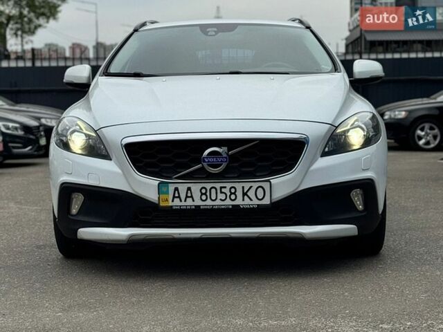 Білий Вольво V40, об'ємом двигуна 2 л та пробігом 175 тис. км за 16500 $, фото 1 на Automoto.ua