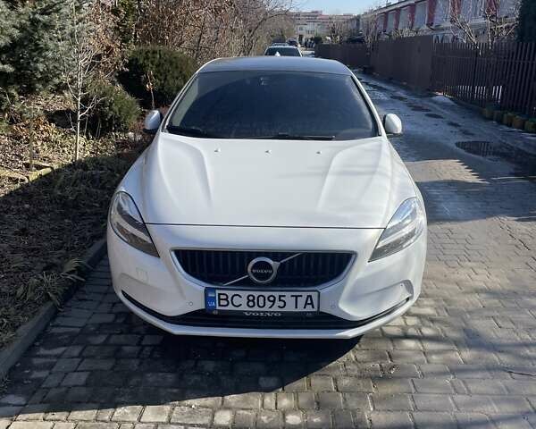 Белый Вольво В40, объемом двигателя 1.97 л и пробегом 85 тыс. км за 16800 $, фото 1 на Automoto.ua