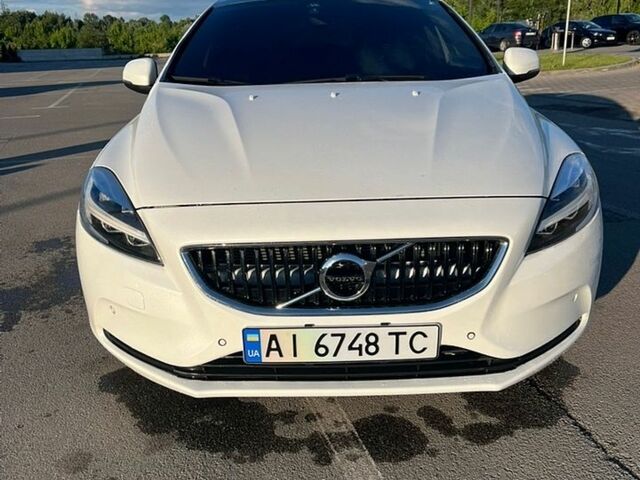 Белый Вольво В40, объемом двигателя 1.97 л и пробегом 130 тыс. км за 14900 $, фото 1 на Automoto.ua