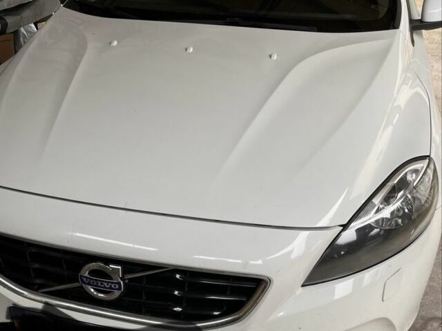 Белый Вольво В40, объемом двигателя 1.6 л и пробегом 130 тыс. км за 16122 $, фото 1 на Automoto.ua