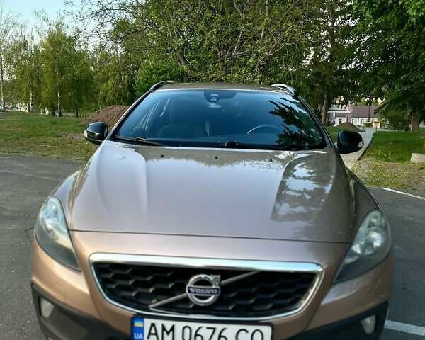 Бежевий Вольво V40, об'ємом двигуна 1.56 л та пробігом 268 тис. км за 12000 $, фото 1 на Automoto.ua