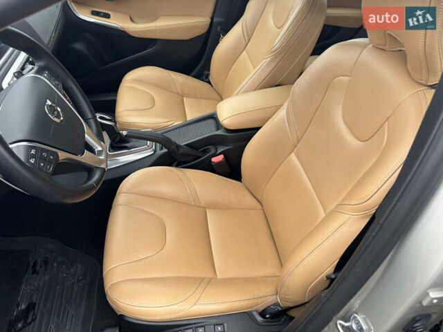 Бежевый Вольво В40, объемом двигателя 1.97 л и пробегом 30 тыс. км за 20200 $, фото 1 на Automoto.ua