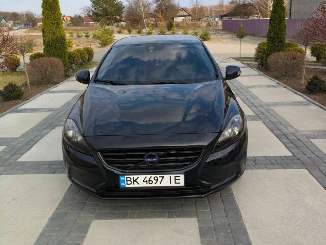 Чорний Вольво V40, об'ємом двигуна 1.98 л та пробігом 223 тис. км за 10500 $, фото 1 на Automoto.ua
