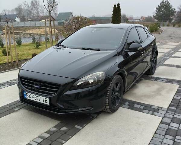 Черный Вольво В40, объемом двигателя 1.98 л и пробегом 215 тыс. км за 11000 $, фото 1 на Automoto.ua