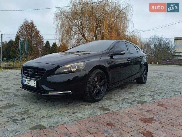 Черный Вольво В40, объемом двигателя 1.98 л и пробегом 208 тыс. км за 11000 $, фото 1 на Automoto.ua