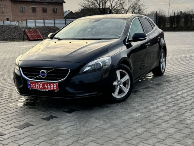 Черный Вольво В40, объемом двигателя 1.6 л и пробегом 250 тыс. км за 10800 $, фото 1 на Automoto.ua