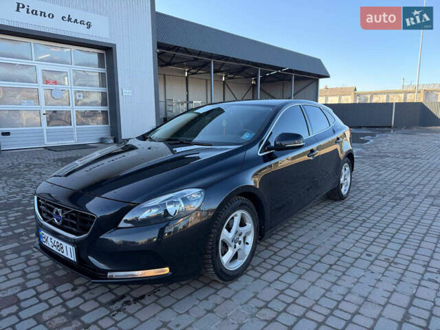 Черный Вольво В40, объемом двигателя 1.56 л и пробегом 180 тыс. км за 10250 $, фото 1 на Automoto.ua