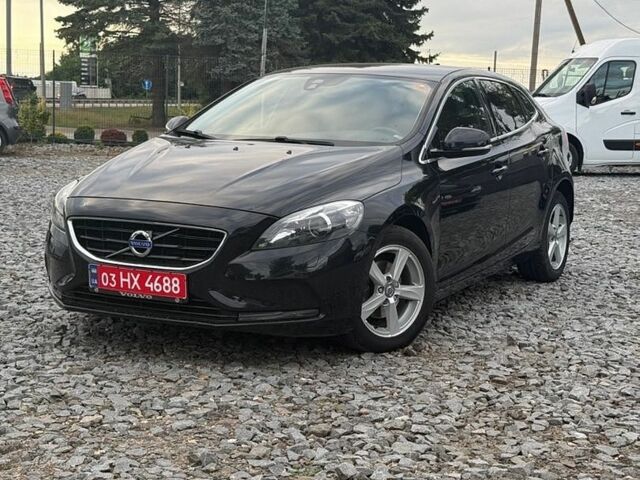 Черный Вольво В40, объемом двигателя 1.6 л и пробегом 254 тыс. км за 9998 $, фото 1 на Automoto.ua