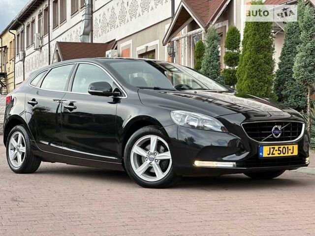 Черный Вольво В40, объемом двигателя 1.56 л и пробегом 194 тыс. км за 10250 $, фото 1 на Automoto.ua