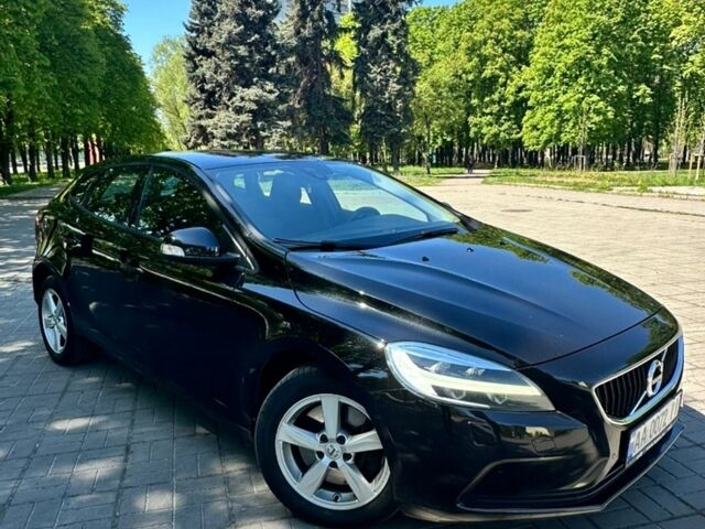 Чорний Вольво V40, об'ємом двигуна 2 л та пробігом 190 тис. км за 13900 $, фото 1 на Automoto.ua
