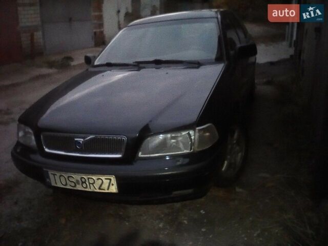 Черный Вольво В40, объемом двигателя 1.9 л и пробегом 300 тыс. км за 1500 $, фото 1 на Automoto.ua