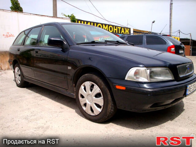 Черный Вольво В40, объемом двигателя 1.8 л и пробегом 219 тыс. км за 3600 $, фото 1 на Automoto.ua