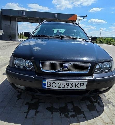 Черный Вольво В40, объемом двигателя 1.8 л и пробегом 300 тыс. км за 4200 $, фото 1 на Automoto.ua