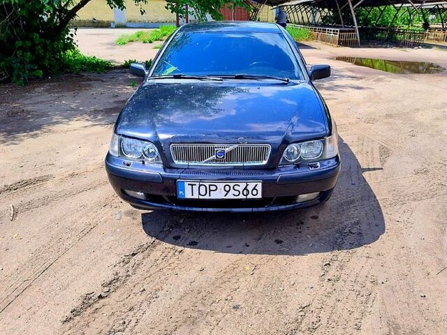 Чорний Вольво V40, об'ємом двигуна 1.9 л та пробігом 385 тис. км за 2300 $, фото 1 на Automoto.ua