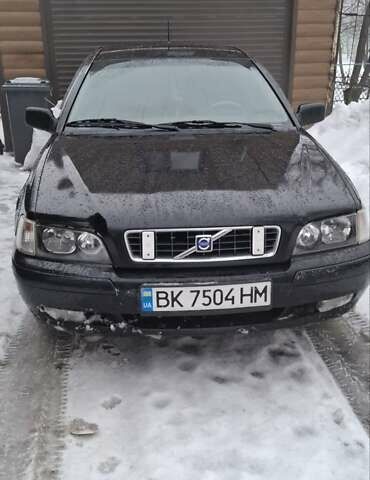 Черный Вольво В40, объемом двигателя 1.9 л и пробегом 276 тыс. км за 4300 $, фото 1 на Automoto.ua