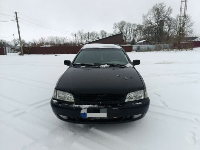 Черный Вольво В40, объемом двигателя 1.9 л и пробегом 332 тыс. км за 2000 $, фото 1 на Automoto.ua