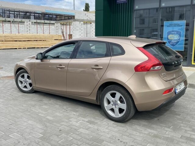 Коричневий Вольво V40, об'ємом двигуна 1.6 л та пробігом 208 тис. км за 10800 $, фото 1 на Automoto.ua