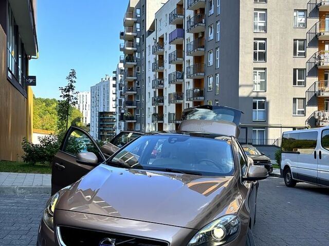 Коричневий Вольво V40, об'ємом двигуна 2 л та пробігом 147 тис. км за 15300 $, фото 1 на Automoto.ua