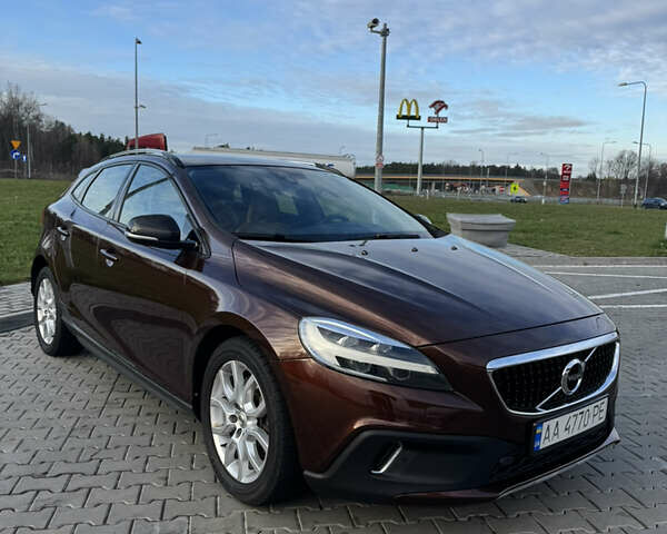 Коричневый Вольво В40, объемом двигателя 1.97 л и пробегом 85 тыс. км за 16700 $, фото 1 на Automoto.ua