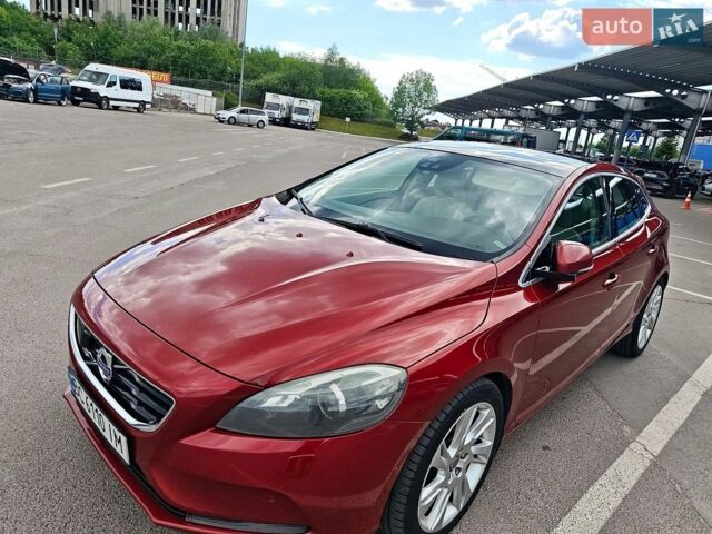Червоний Вольво V40, об'ємом двигуна 2 л та пробігом 154 тис. км за 15000 $, фото 1 на Automoto.ua