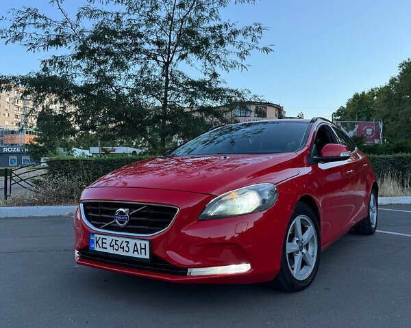 Червоний Вольво V40, об'ємом двигуна 1.56 л та пробігом 236 тис. км за 9000 $, фото 1 на Automoto.ua