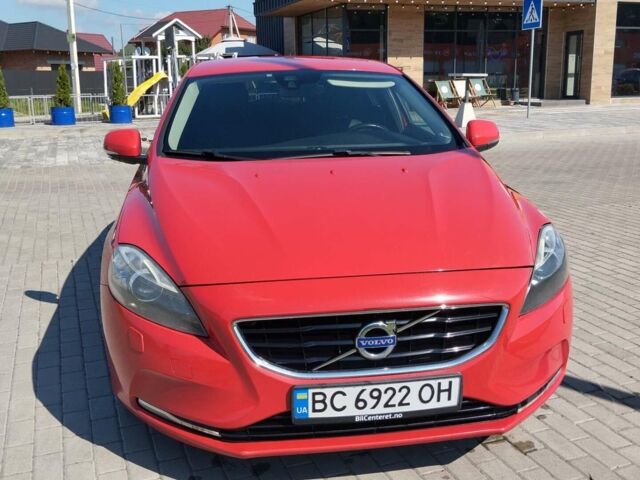 Червоний Вольво V40, об'ємом двигуна 2 л та пробігом 330 тис. км за 8800 $, фото 1 на Automoto.ua