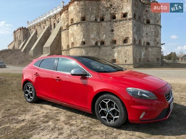 Красный Вольво В40, объемом двигателя 1.98 л и пробегом 300 тыс. км за 12700 $, фото 1 на Automoto.ua