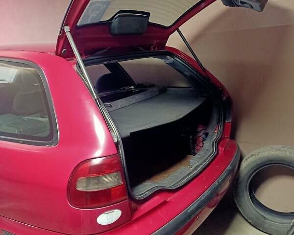 Красный Вольво В40, объемом двигателя 1.8 л и пробегом 250 тыс. км за 1800 $, фото 1 на Automoto.ua