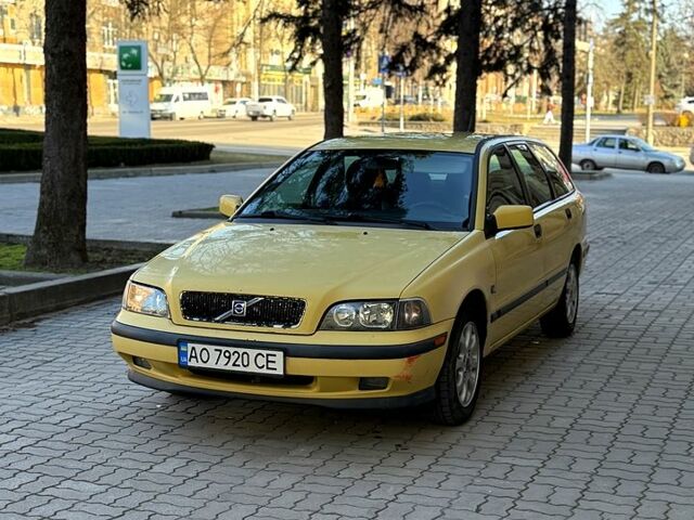 Желтый Вольво В40, объемом двигателя 1.8 л и пробегом 245 тыс. км за 2850 $, фото 1 на Automoto.ua