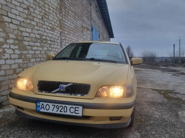 Желтый Вольво В40, объемом двигателя 0 л и пробегом 280 тыс. км за 2162 $, фото 1 на Automoto.ua