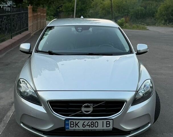 Сірий Вольво V40, об'ємом двигуна 1.56 л та пробігом 234 тис. км за 9500 $, фото 1 на Automoto.ua