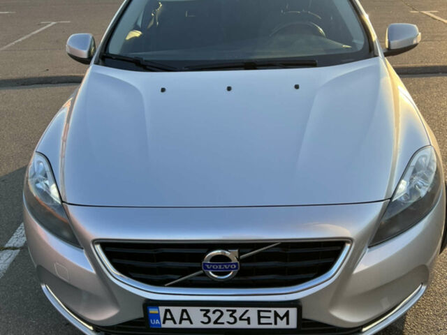 Сірий Вольво V40, об'ємом двигуна 2 л та пробігом 297 тис. км за 10000 $, фото 1 на Automoto.ua