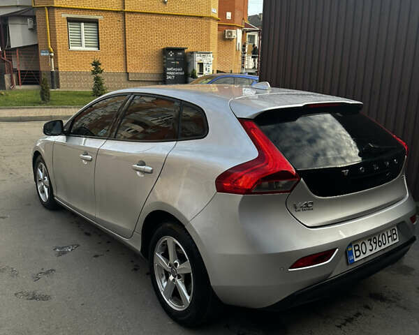 Серый Вольво В40, объемом двигателя 1.56 л и пробегом 195 тыс. км за 11000 $, фото 1 на Automoto.ua